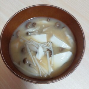 えのきとしめじと豆腐の味噌汁